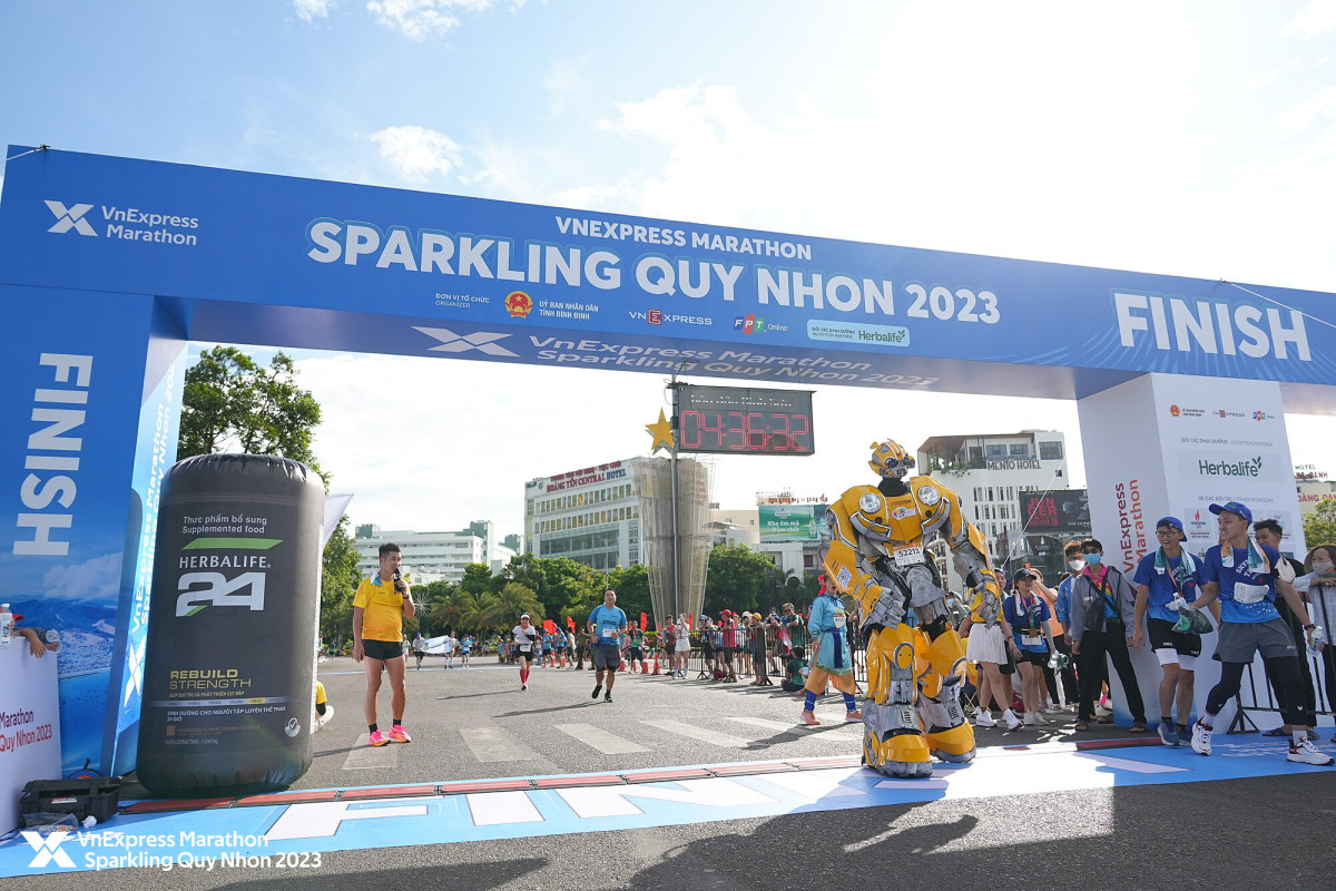 Runner VnExpress Marathon Quy Nhơn cosplay robot biến hình