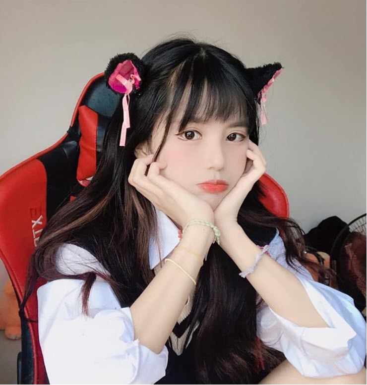 “Ăn mày quá khứ”, nữ streamer tự nhận mình là bùa đỏ, khoe “tâm hồn” cỡ khủng