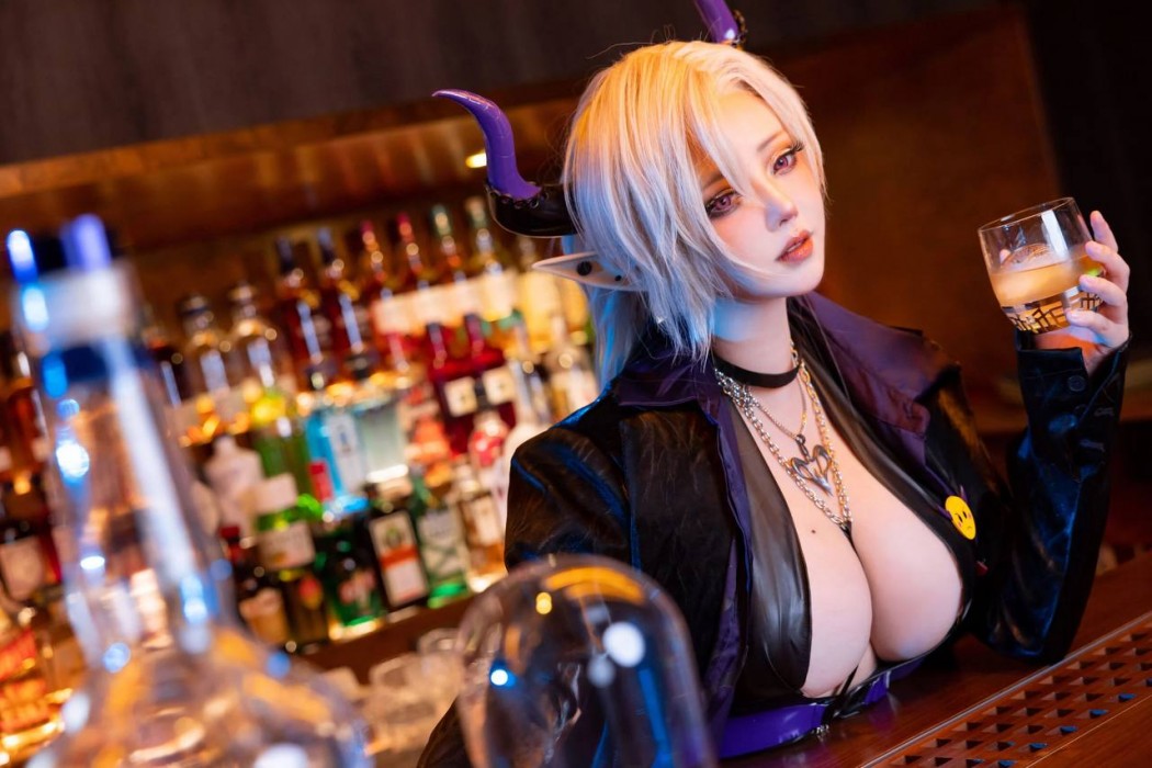 Cosplay Oni ngực siêu to khổng lồ làm Bartender